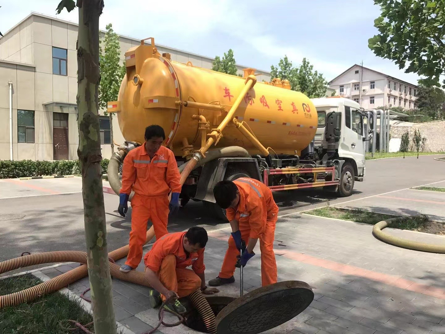 印江管道疏通车停在窨井附近